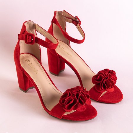 Piros szandál virággal a magasabb sarkú alsó sarokban - cipő