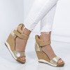 Brązowo-złote sandały na koturnie Belinda - Obuwie