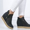 Czarne sneakersy na krytym koturnie z ażurowym wykończeniem Kalenia - Obuwie