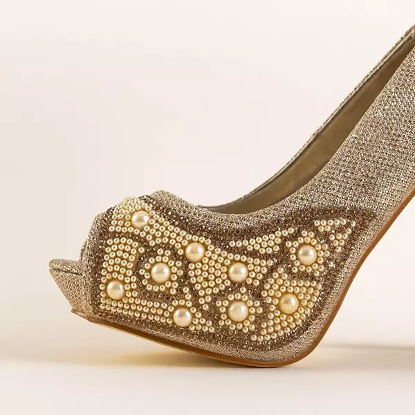 OUTLET Arany fényes szivattyúk a Prisca tűsarkú sarokban - Cipők