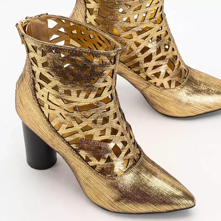 OUTLET Arany színű női csizma felső részén kivágásokkal Olik - Footwear