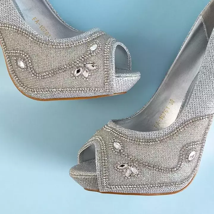 OUTLET Ezüst női szivattyúk Maniya díszítéssel - Cipő