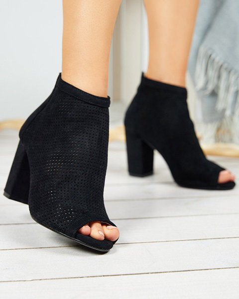 OUTLET Fekete áttört női szandál az Essgo-Footwear poszton