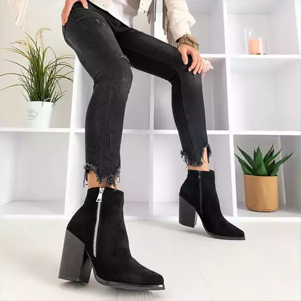 OUTLET Fekete női csizma a poszton Maryana - Cipő