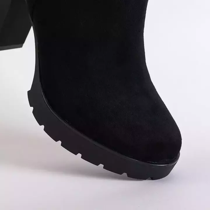 OUTLET Fekete női csizma dekoratív kivágással Rerca - Cipő