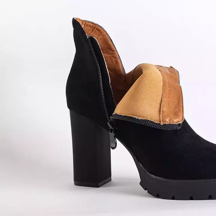 OUTLET Fekete női csizma dekoratív kivágással Rerca - Cipő