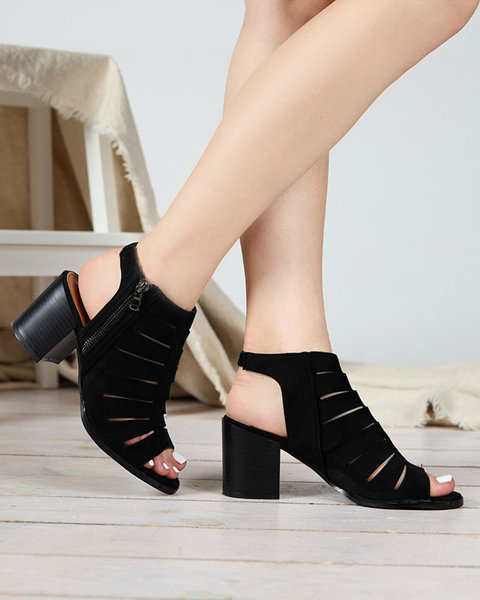 OUTLET Női szandál kivágásokkal fekete színben Athief- Footwear