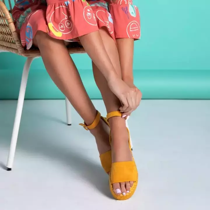 OUTLET Sárga női szandál a Sitra platformon - Cipő