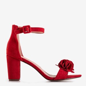 Piros szandál virággal a magasabb sarkú alsó sarokban - cipő